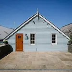 Semesterbostad Walkers Boathouse - Luxury Lakeside Retreat