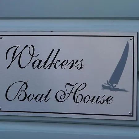 Semesterbostad Walkers Boathouse - Luxury Lakeside Retreat