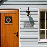 Ferienhaus Walkers Boathouse - Luxury Lakeside Retreat *