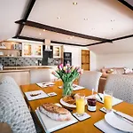 Walkers Boathouse - Luxury Lakeside Retreat *