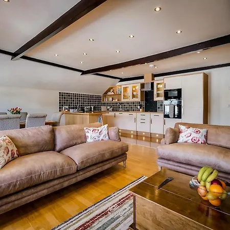 Walkers Boathouse - Luxury Lakeside Retreat