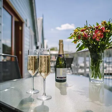 Walkers Boathouse - Luxury Lakeside Retreat 보우네스온윈더미어