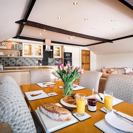 Walkers Boathouse - Luxury Lakeside Retreat *