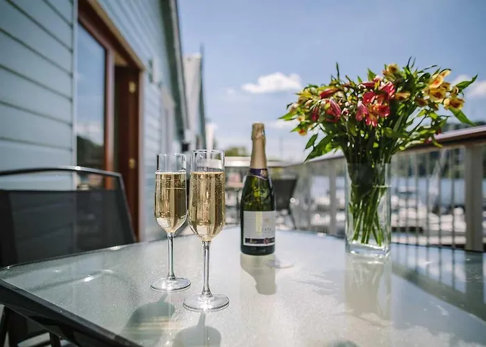 Walkers Boathouse - Luxury Lakeside Retreat Bowness-on-Windermere